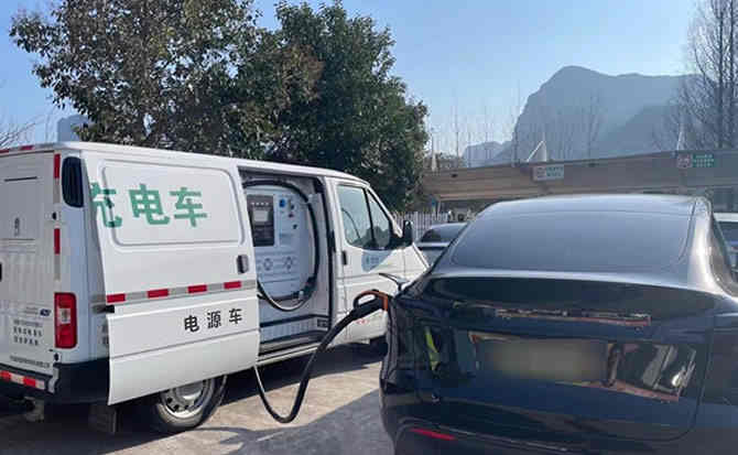 安达汽车搭电